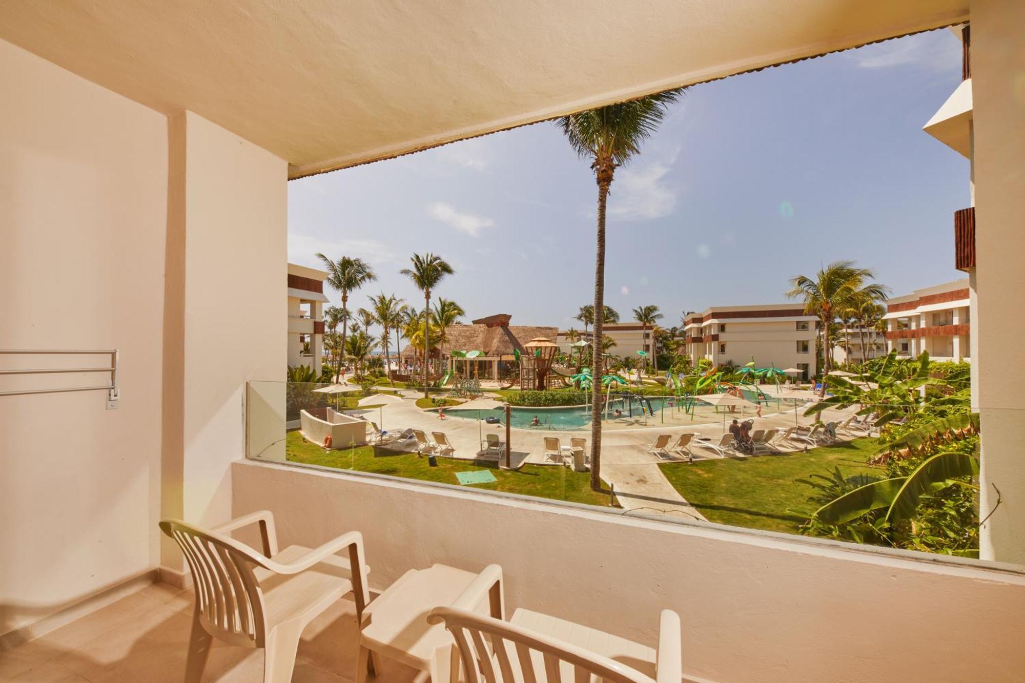 Bahia Principe Grand Tulum Ξενοδοχείο Riviera Maya Εξωτερικό φωτογραφία Balcony view of the pool at the Grand at Moon Palace